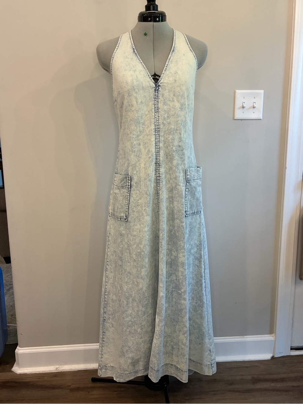 TALULAH Washed Light Acid Wash Blue Denim Sleeveless V-Neck Maxi Dress 0325